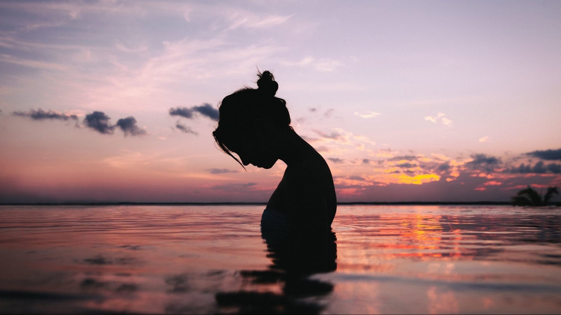 夕阳下的水中曼妙剪影