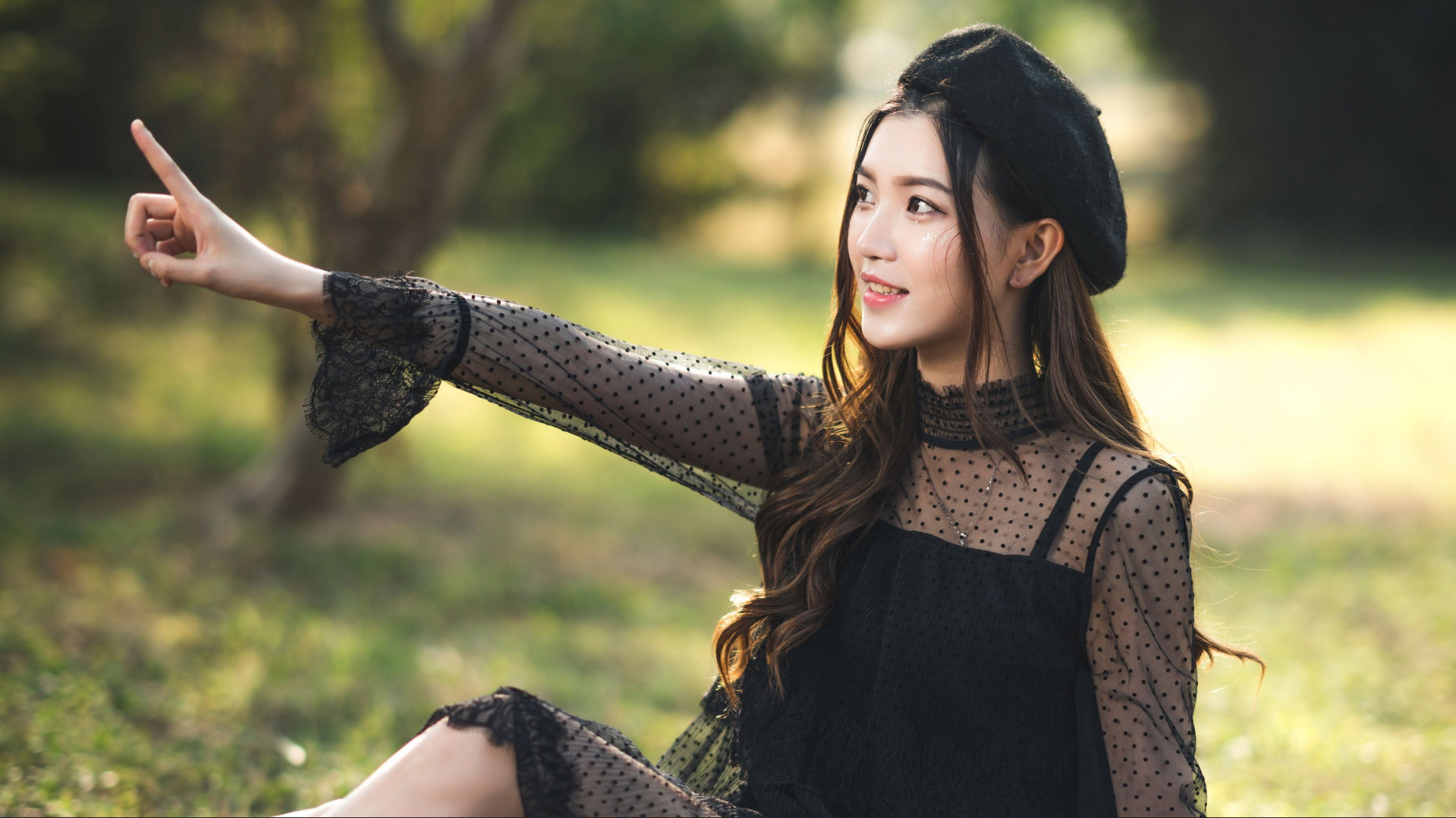 黑衣少女的灵动户外瞬间
