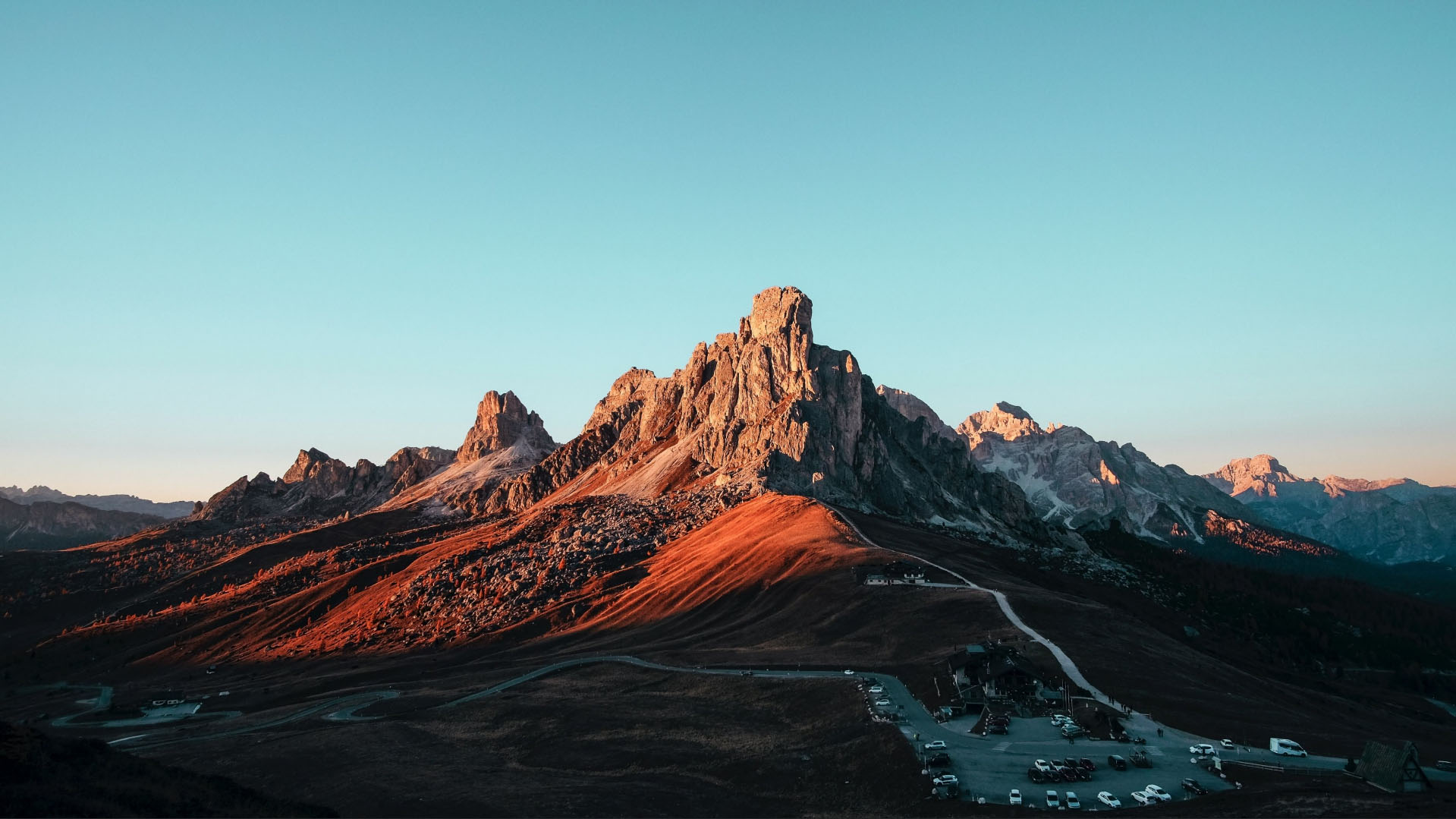 夕照巍峨壮丽山景图